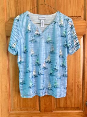 Women’s petite medium Alfred Dunner blue short sleeved nautical sailboat top